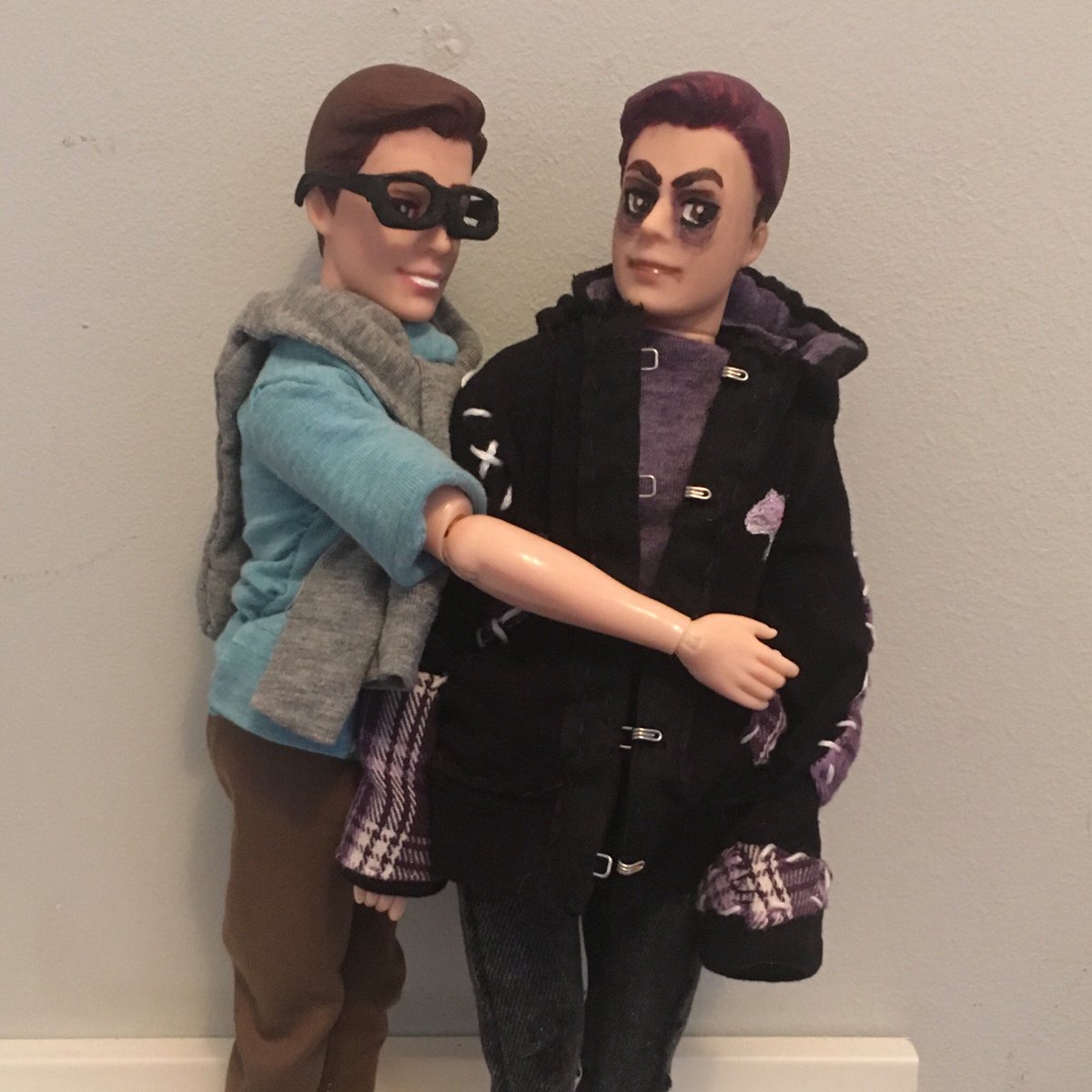 ElinorFitchett's tweet photo. Having way to much fun posing my #sanderssides doll 😆❤️💙💙💜💛💚
I hope @ThomasSanders like them as much as I do

For more dolls and such follow ronile_dolls on Instagram https://t.co/AksQzY9eMb