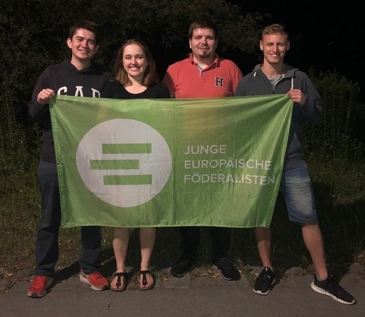 JefPassau's tweet photo. Alles Gute an den neuen Vorstand und auf ein Jahr voller #jefspirit 🇪🇺🍾 Wir verabschieden uns damit auch in die Sommerpause und wünschen euch viel Glück für alle Klausuren und Hausarbeiten, die nun auf euch warten. Und natürlich schöne Semesterferien😍 #jefspirit #europamachen https://t.co/lajtPz8w6B