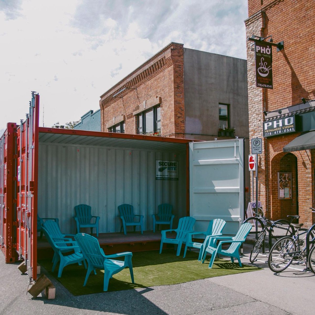 DowntownKelowna's tweet photo. 🎈The only time we recommend lounging in the middle of the street 🎈
How cool were the containers at Block Party?
We are so appreciative of our partnership with @secure_rite who provided some of there super chic containers for our event! 🎉
#dkblockparty
#downtownkelowna https://t.co/LdmYZtd5Lp