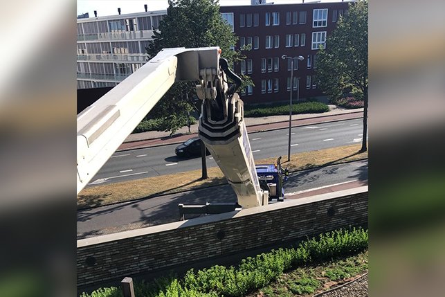 debru_nl's tweet photo. Niet hoog, wel ver: reiken over een dakterras om de gevel te reinigen. https://t.co/uAVjbrtxbB