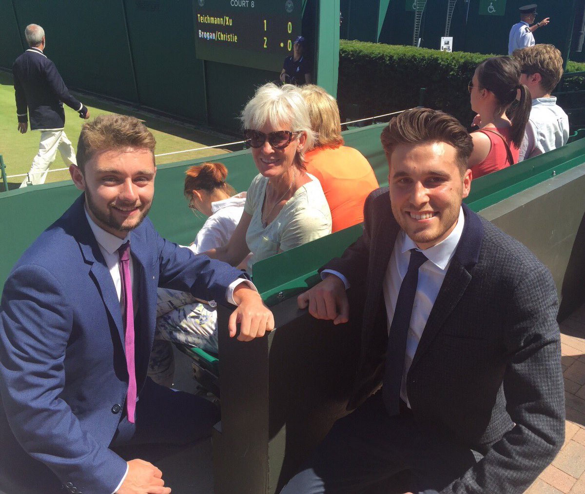 Omnisporting's tweet photo. #ThatMatchdayFeeling 
#DevilishLooksHeavenlyFootball 
Dame @JudyMurray loves the boys in green 🎾 https://t.co/F0HsKDQdSZ