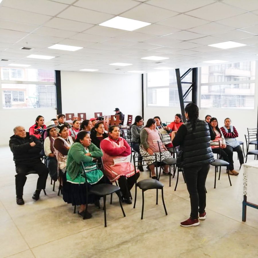 ReinaDeCuenca's tweet photo. Cultura Mercadológica - Semillas de Ilusión, iniciativa que se realiza en conjunto con la Universidad de Cuenca, es un proyecto que nace con el fin de ayudar mediante capacitaciones a los comerciantes de los diferentes mercados de la ciudad. 🥦👩🏼‍🏫⬇️ https://t.co/4fY3faA4E3