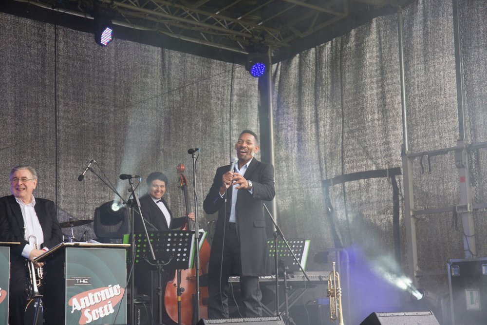 swingardens's tweet photo. Experience the #ultimate all-day #family #vintage #festival at #RagleyHall, Warwickshire. With more than a dozen live acts on two stages, #Swing dance workshops, Superb choices of British #streetfood, vintage stalls &amp; fairground rides. https://t.co/CE9c8Ng7w0 https://t.co/Vhve8zW0Ph