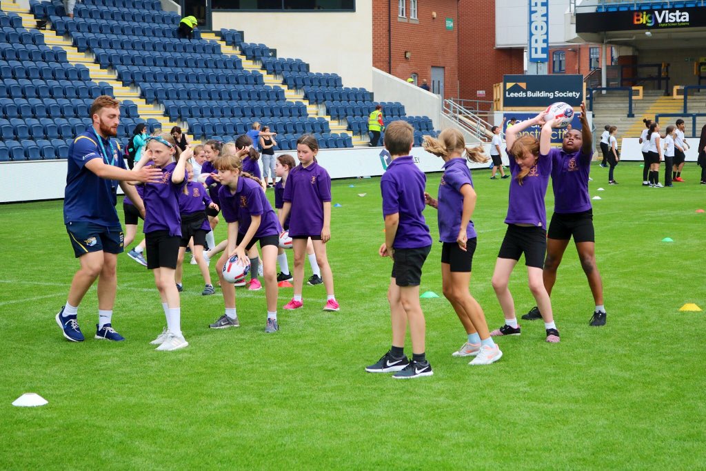 RugbyLeeds's tweet photo. 👏| We were proud to make history yesterday, with over 700 people from across Leeds taking part in our Community Engagement Day to mark the opening of the new @EmeraldStadium.

A full gallery of images is now available on our Facebook page! 📸

VISIT ➡️ https://t.co/UafXxtklHt https://t.co/KeJb7b1n2S