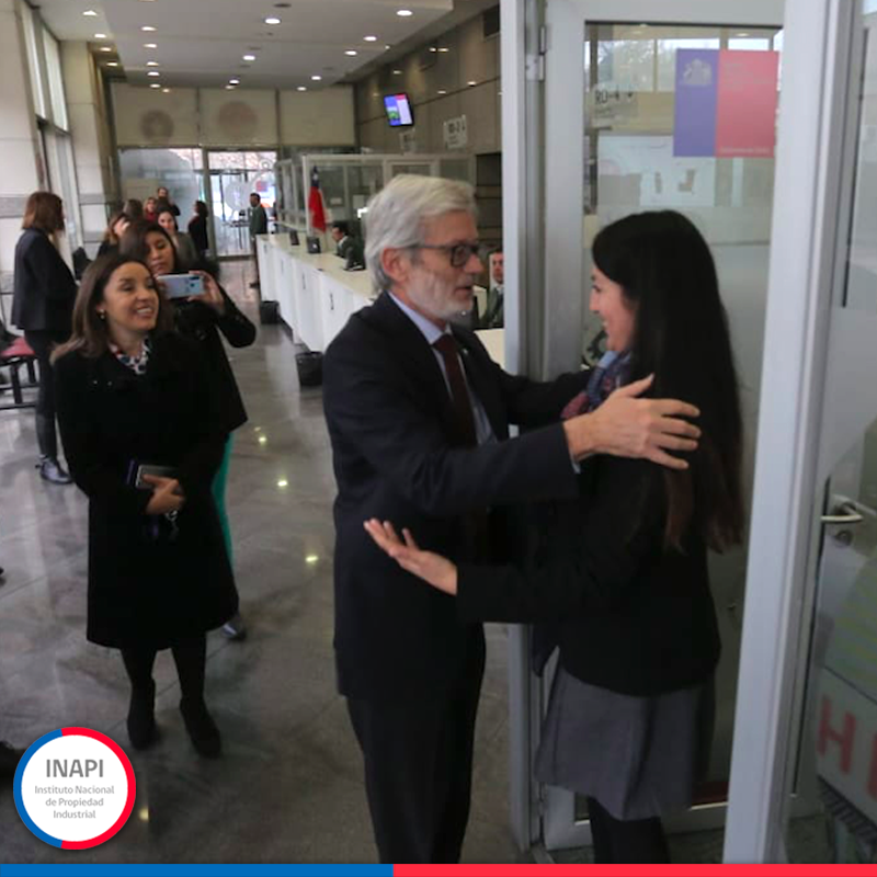 inapichile's tweet photo. Ministro de Economía, Juan Andrés Fontaine, se reunió con funcionarios de INAPI. La autoridad fue recibida por la Directora Nacional de la institución, Loreto Bresky. https://t.co/Ja6vjyW2bY