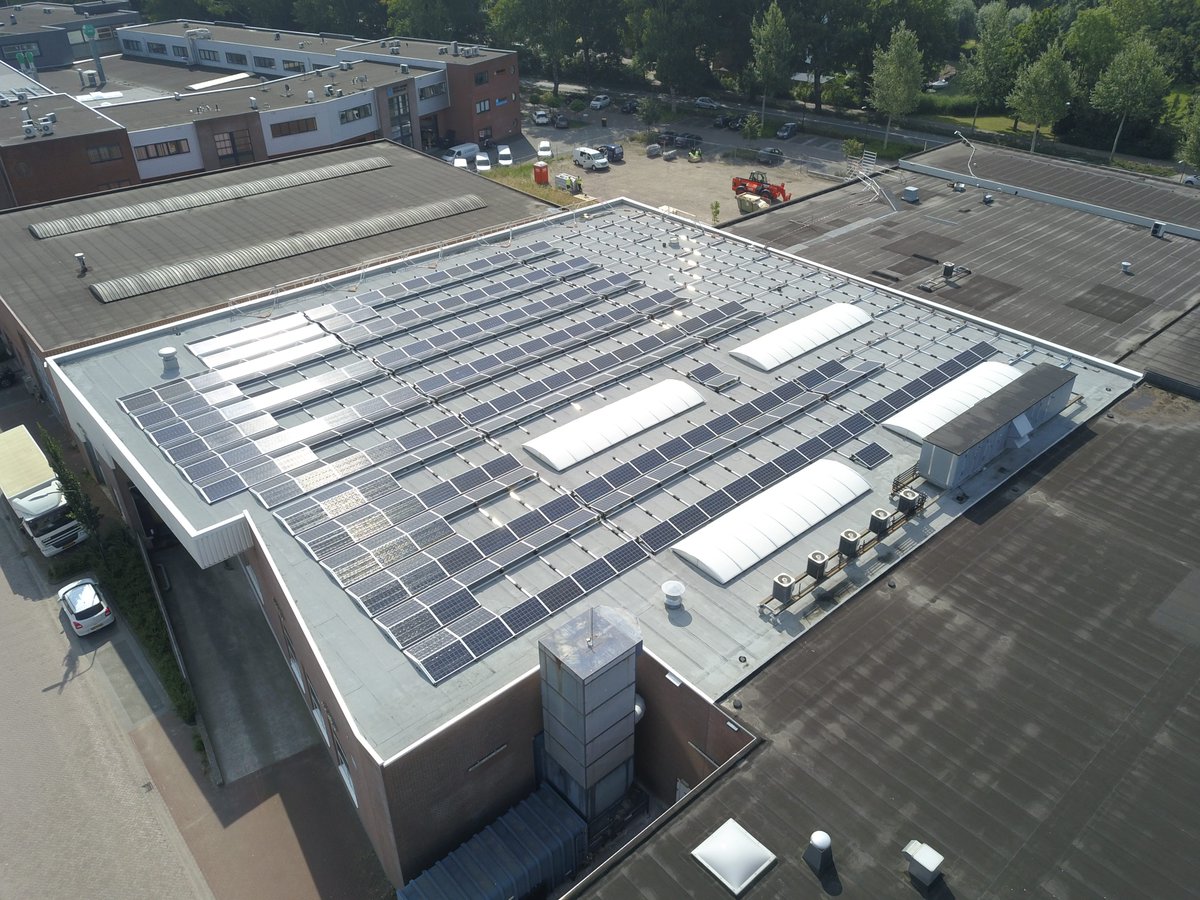 Tuijtel's tweet photo. Laat de zon maar schijnen!
Nog een paar weken en dan leveren de 640 zonnepanelen op het dak van @Tuijtel 200.000 kWh stroom. #duurzaamdrukwerk #co2neutraal #zonnestroomnederland #maatschappelijkverantwoordondernemen #zonnepanelen #solarpower https://t.co/pTF4fnRZwv