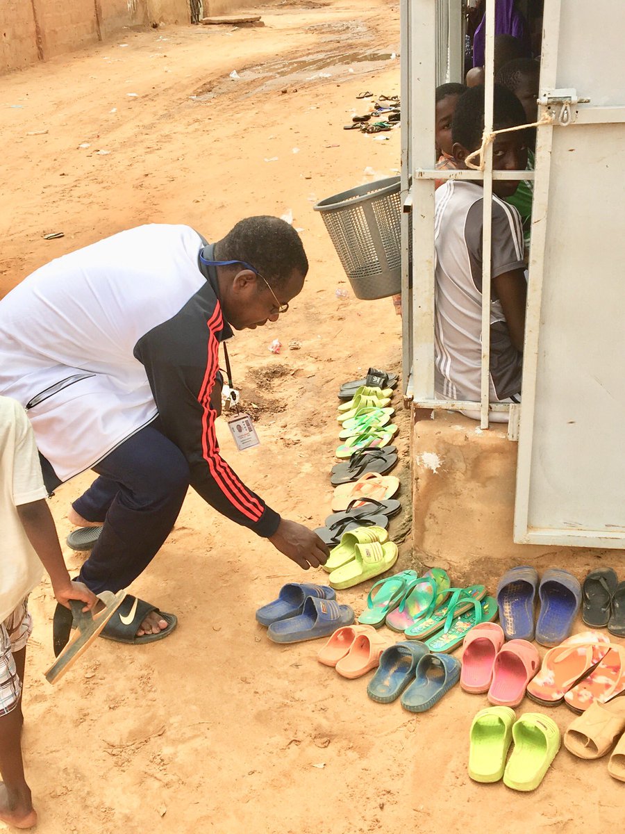 birdson6's tweet photo. Dans cette #Makaranta à #Niamey, on apprend pas seulement le #coran aux #enfants. On les initie également au maintien de l’#hygiène,la #salubrité, la gestion des #déchets, l’entretien de l’#environnement...c’est une grande #différence par des ptits enfants https://t.co/ZwIXqETXXc https://t.co/azww0SamU7