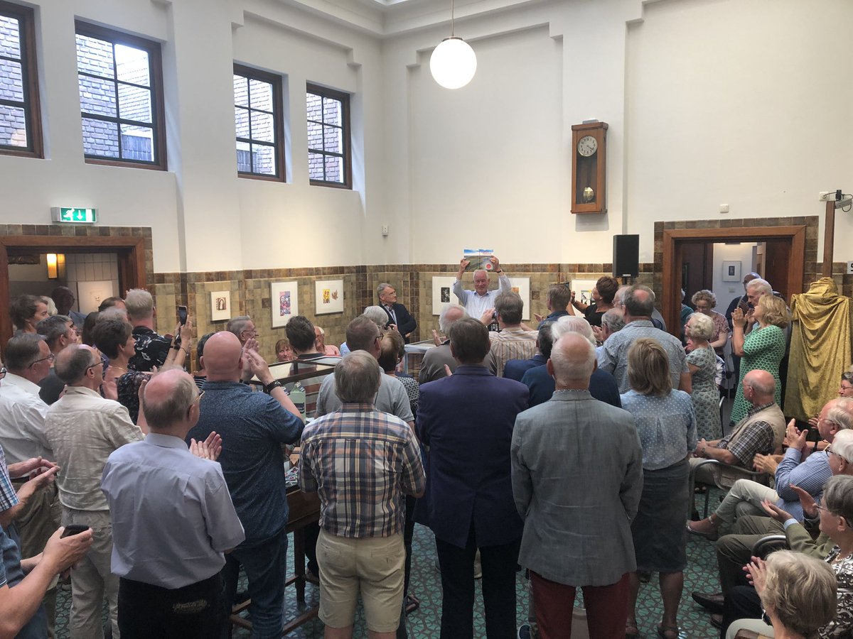 Cor Adema neemt het eerste exemplaar van de Kamper Almanak 2019 in ontvangst.