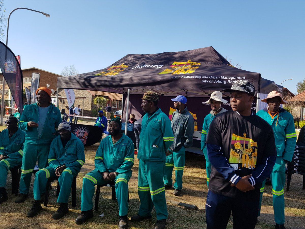 People_SA's tweet photo. In addition to @67Blankets many others sponsored &donated to the repairs and to creating a veggie, fruit & #MandelaDay rose garden at DeWetshof Retirement village. @CheckersSA @Absa @7ArrowsS @MyJRA @GuvonAcademy #Ethiopian CommAssoc SA & #malanseuns https://t.co/e367s90KZr