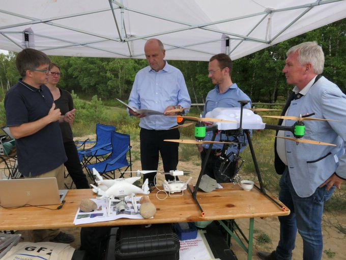 Sommer2019-Wandern zur Wissenschaft
..Brandenburgs Ministerpräsident Woidke besucht Forschende in #Kyritz-Ruppiner Heide

GFZ Potsdam kooperiert mit Heinz-Sielmann-Stiftung (r. Vorsitzender Michael Beier)

Foto: Heinz-Sielmann-Stiftung - Forschungsdrohnen /jz
#Brandenburg Science