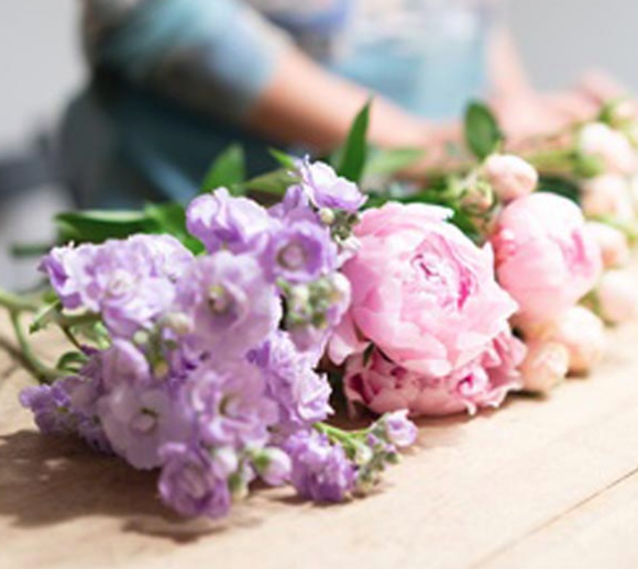 NMFlowerCo's tweet image. Learn how to make flower arrangements like a pro with New Mexico Flower Company. Request more information about current flower classes online: 
bit.ly/2JQwoCf
#NewMexicoFlowerCompany #FlowerClasses #DIYFlowerClass #LocalFloralDesignClasses #DIYFlowers #LocalFlorist