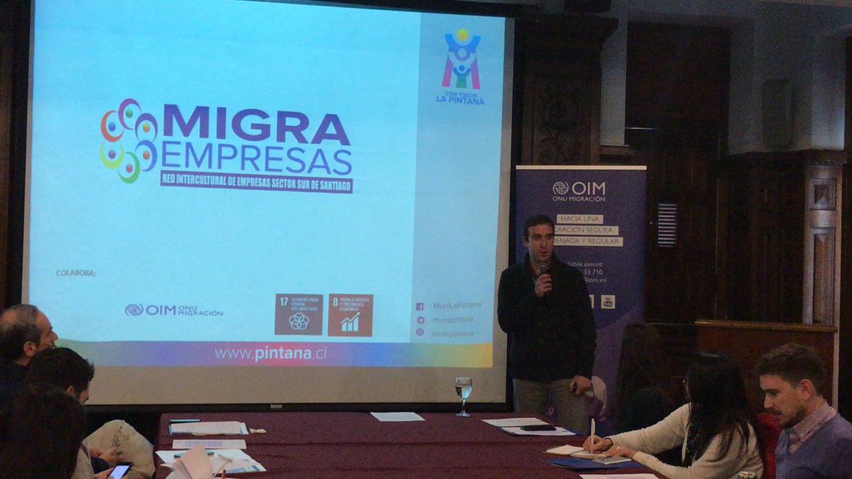 CamaraNacional's tweet photo. 📌Juan Pablo Gutiérrez, del Programa de Apoyo a Migrantes de @MuniLaPintana, presenta “Migra Empresas”, la red intercultural de empresas del sector sur de Santiago 👏🏻 #InclusiónLaboral #OIMSectorPrivado #LabourMigration #IOMPrivateSector https://t.co/uHlGhSsiwt
