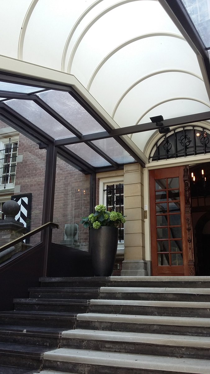 Entree van #kasteel de #Wittenburg  is weer netjes strak geschilderd , op tijd klaar voor de installatie van de nieuwe #burgemeester van #wassenaar  #Toinelami #glas en #schilderwerk