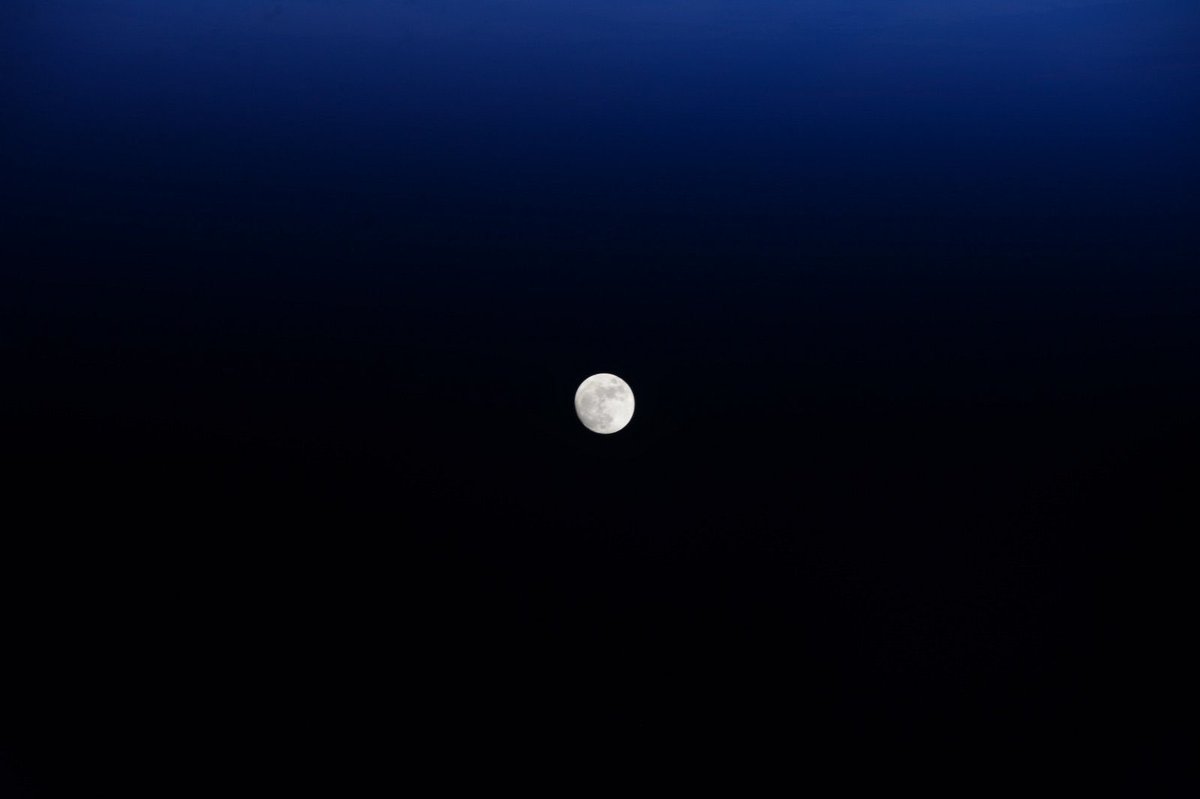 StationCDRKelly's tweet photo. #ThursdayThoughts 
It’s almost like it was put there on purpose. The moon. To practice going to Mars. It’s 3 days versus 200 days. It’s got 1/6th of gravity vs 1/3 of gravity. No atmosphere versus a little. #Apollo50th https://t.co/AEIxyqnqkl