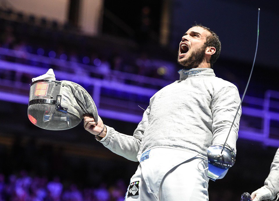 Uè uè
La prima medaglia azzurra dei Mondiali di scherma a Budapest è Made in Napoli al 100%.
Luca Curatoli batte 15-12 il canadese Gordon ed è in semifinale. Mal che vada il 25enne napoletano sarà bronzo. 
🇮🇹
#scherma #fencing #Budapest2019