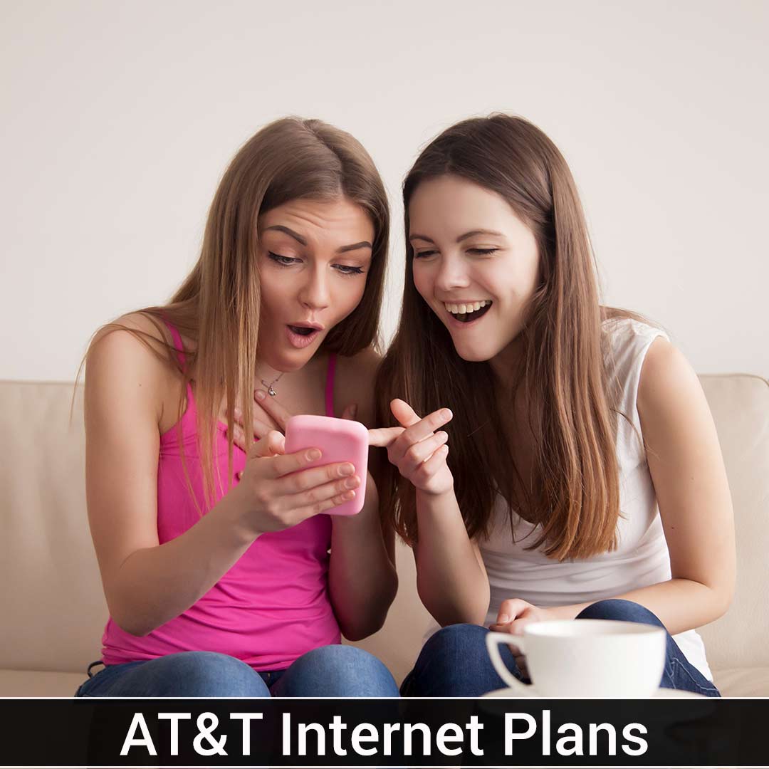 Девушка смеется глядя в телефон. She is having fun. Пригласи подругу. Зависть подростка. She is having fun.