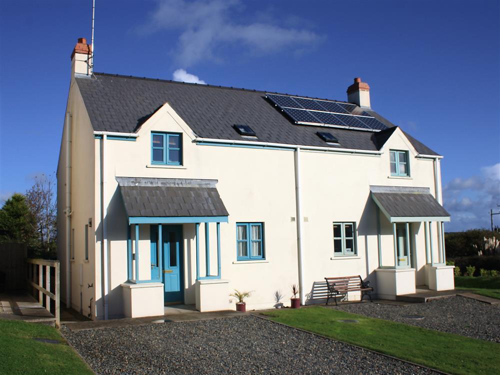 #Marloes in #Pembrokeshire. Save £100 off available #schoolholidays weeks. Sleeps 6 near the coast.
More info: welsh-cottages.co.uk/single-propert…