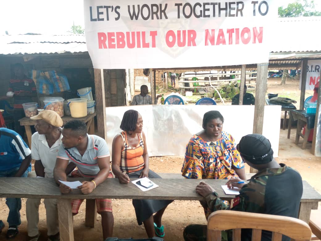 HonneurFidelite's tweet photo. L'Os Chacal BIR a conduit une ACM ce 17.07.2019 dans la localité de #Bakebe, dans la #Manyu

7ACM a englobé campagne de  santé distribution des denrées alimentaires et action psychologique au  profit des populations de Bakebe.
 210 consultants  

+détails https://t.co/pgsf3PucpP https://t.co/YRMxEPDnjt