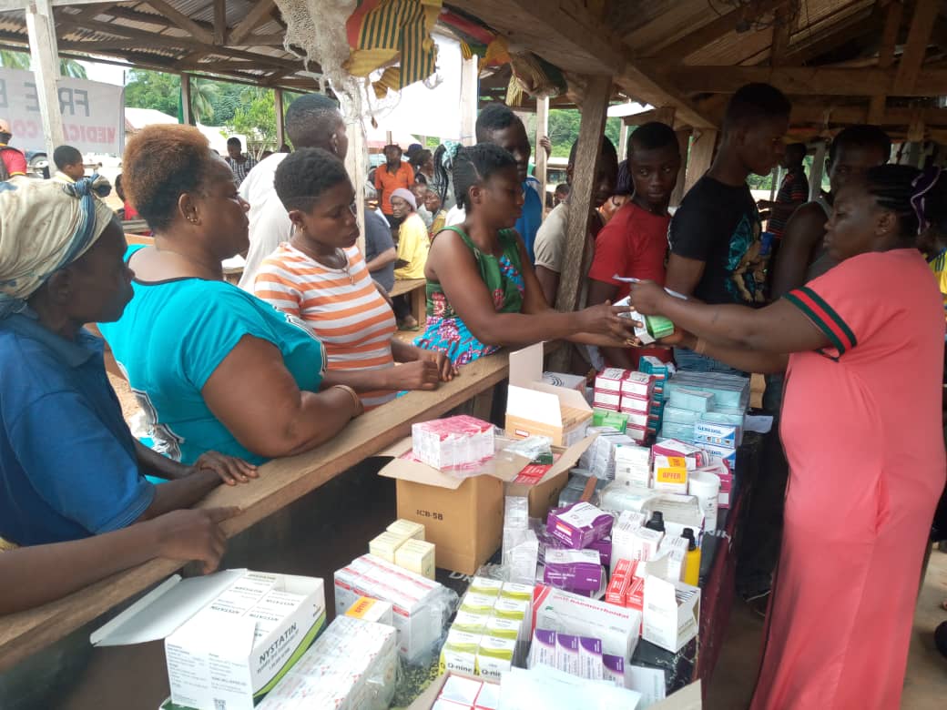 HonneurFidelite's tweet photo. L'Os Chacal BIR a conduit une ACM ce 17.07.2019 dans la localité de #Bakebe, dans la #Manyu

7ACM a englobé campagne de  santé distribution des denrées alimentaires et action psychologique au  profit des populations de Bakebe.
 210 consultants  

+détails https://t.co/pgsf3PucpP https://t.co/YRMxEPDnjt