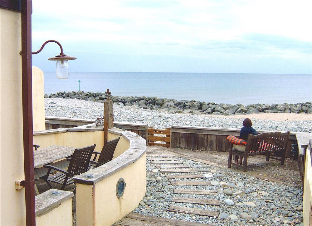 £100 off available #SchoolHolidays weeks in #Quirky property in #CardiganBay. Sleeps 7, #PetFriendly on beachfront. More info: welsh-cottages.co.uk/single-propert…