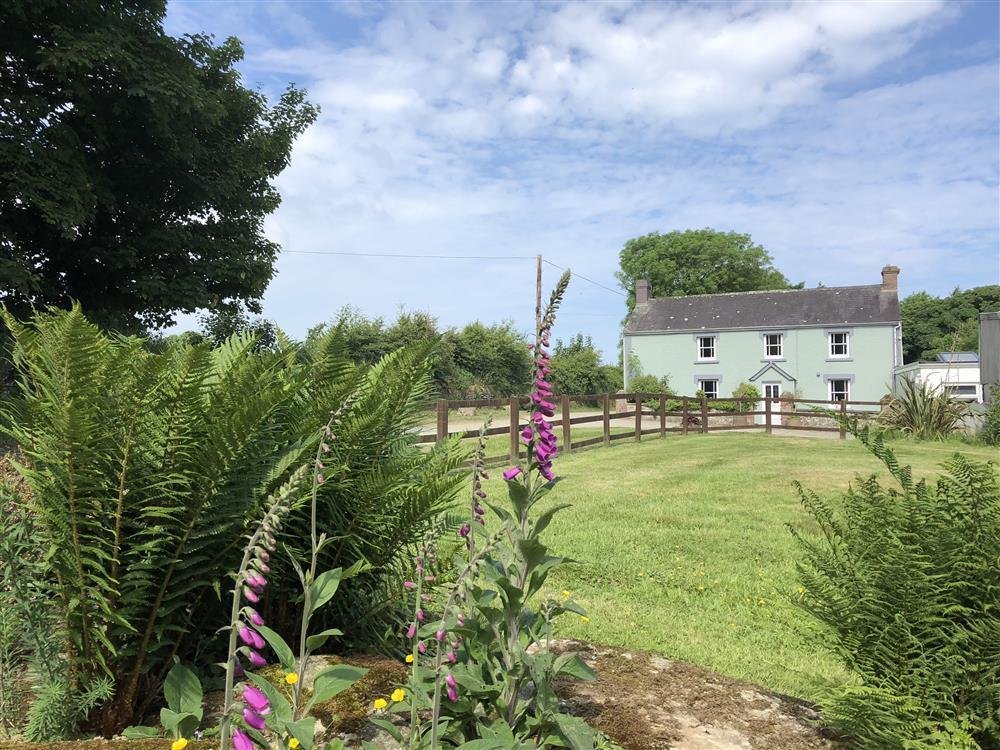 HUGE £346 off July 20th week at Farmhouse in #Pembrokeshire countryside. Sleeps 8 near #Ceibwr Bay and #Moylegrove.
More info: welsh-cottages.co.uk/single-propert…