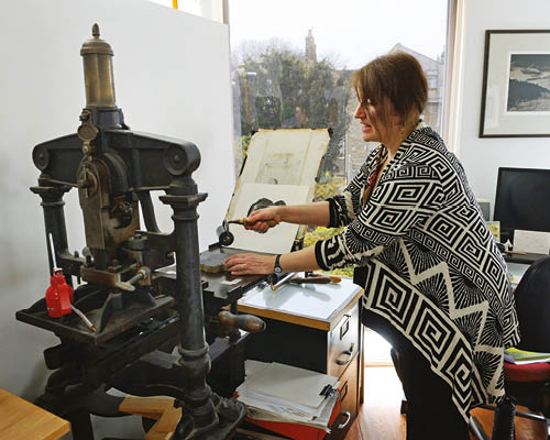 AandImagazine's tweet image. Anne Desmet shows your how to make a wood engraving for #printmaking bit.ly/2Y33JDd

#ArtisticThursday