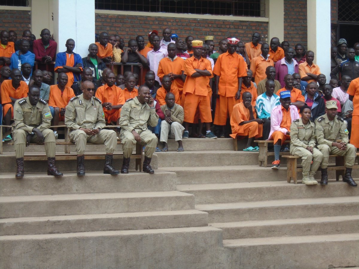 PrisonRubavu's tweet photo. Uyu munsi kuwa 18/07/2019 Hizihizwa umunsi wa Nelson Mandela, Kuri Gereza ya Rubavu Hakinywe imikino Itandukanye, Umushyitsi Mukuru yari CP Jean Bosco KABANDA, Nyuma y'ibi harakurikiraho Umupira w'Amaguru. https://t.co/S10ht4nugG