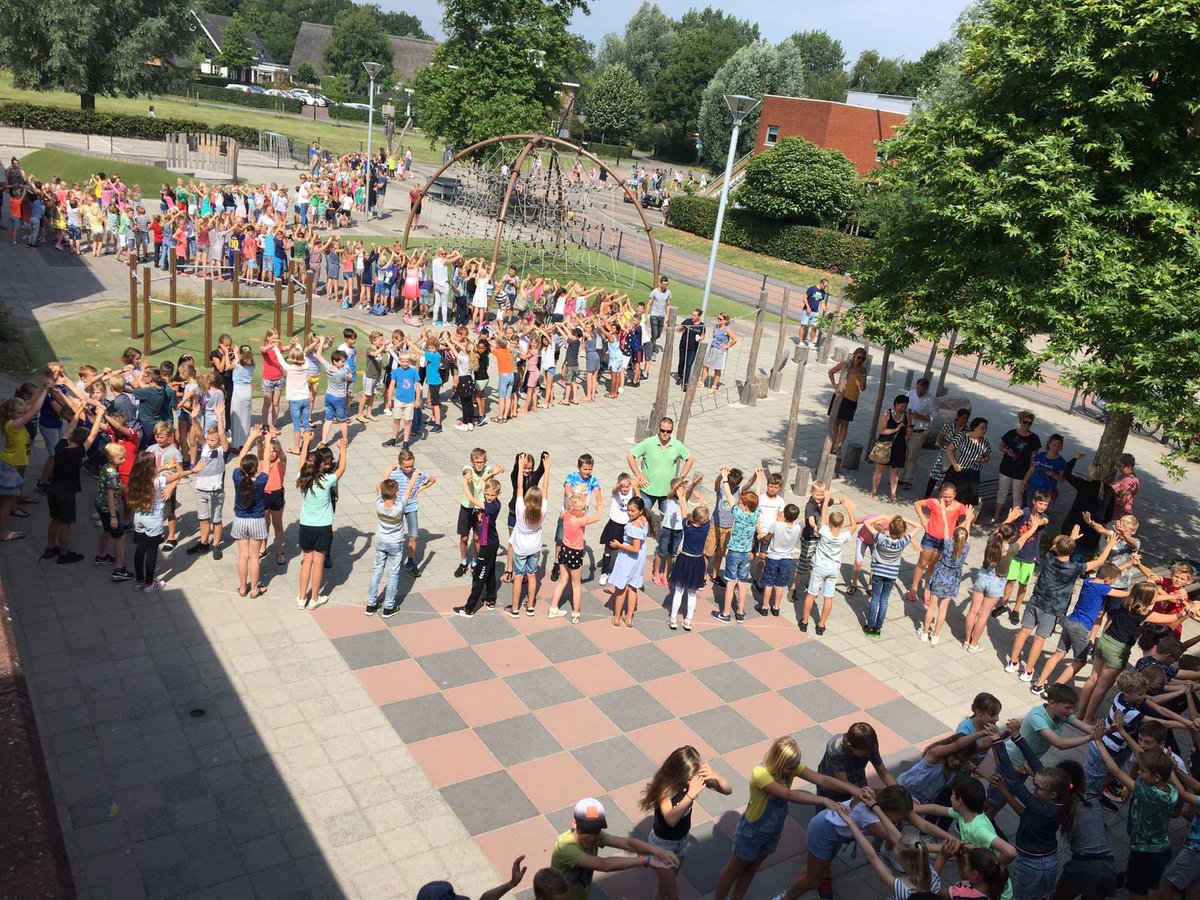 Zwaluw84's tweet photo. Na een spetterende afscheidsavond, nu echt afscheid van de hele school! Wat was het goed! Wij wensen de toppers van 8 de liefde en zegen van God toe..Hij gaat altijd met jullie mee en Hij kent geen afscheid https://t.co/brQ7EmVyLU