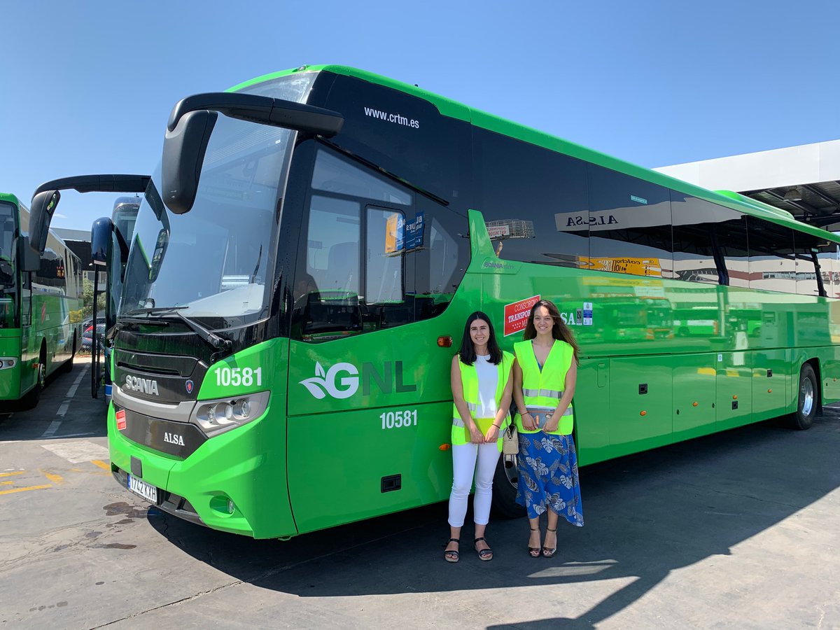 Gasnam_'s tweet photo. De visita en @ALSA_Autobuses conociendo el primer autobús de larga distancia propulsado a #GNL del mundo, con más de 1.000km de autonomía y fabricado por @ScaniaGroup https://t.co/T49ct0CA8M