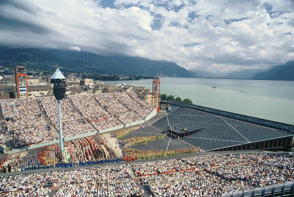 MySwitzerland_f's tweet photo. Un site et une tradition, deux trésors du patrimoine mondial – le @fevi_2019! Ne manquez pas la légendaire Fête des Vignerons qui n’a lieu qu’une seule fois par génération – rendez-vous jusqu’au 11.8.2019 à Vevey, capitale mondiale éphémère du vin: https://t.co/tt2Tyfmv7U https://t.co/wysocsowpy