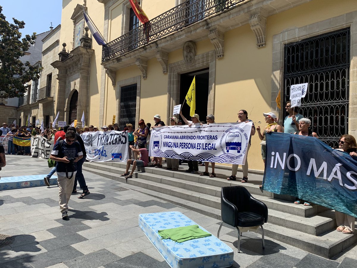 Las migrantes no somos criminales, somos trabajadoras internacionales!!
Nativa y extranjera, la misma clase obrera!!
Udaletxe aurrean. 
<a href="/MugakZabalduz/">Mugak Zabalduz</a> <a href="/Caravana_AF/">Caravana_AF</a> Jerez-era heldu da.