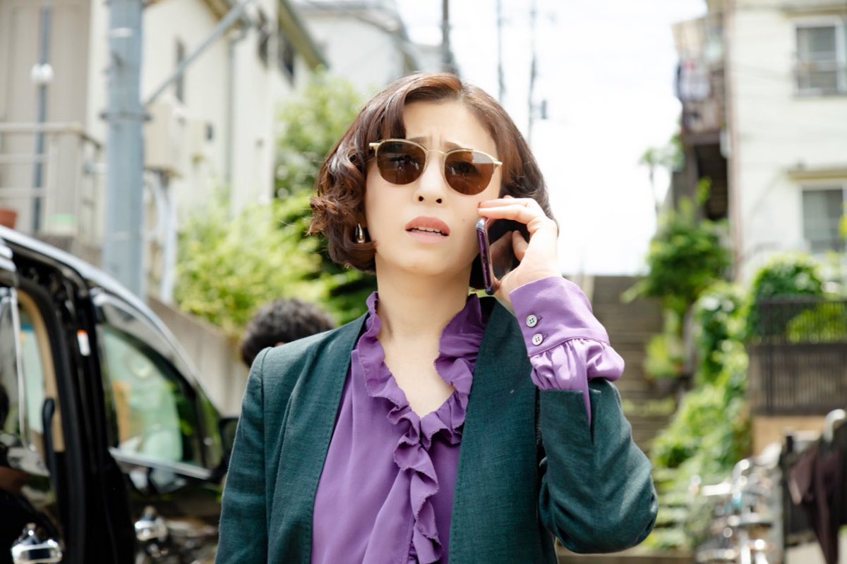 サイン 今夜は第2話👍 写真は、撮影中の松雪さん✨ サングラス姿が