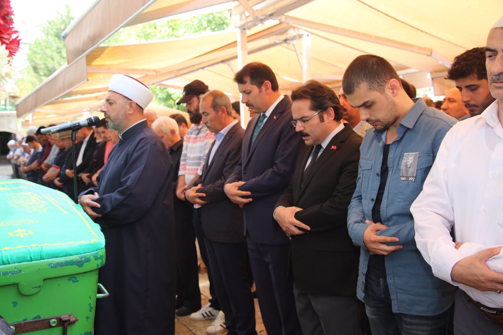 sivasvaliligi's tweet photo. Valimiz Salih Ayhan, geçirdiği elim bir hastalık sonucu hayata veda eden Cumhuriyet Üniversitesi Fen Bilimleri Enstitüsü Müdürü Prof. Dr. İsmail Çelik’in Ulu Cami'nde kılınan cenaze namazına katıldı. Valimiz Ayhan, cenazenin ardından Çelik ailesine başsağlığı dileğinde bulundu. https://t.co/yappWsd6h1