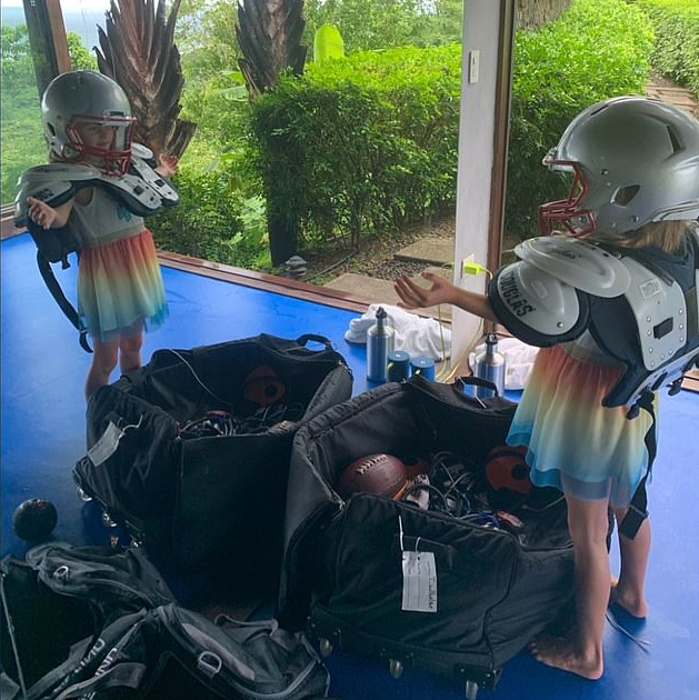 revistamonet's tweet photo. Tom Brady posta foto da filha Vivian com equipamento de futebol americano e diverte fãs: "Mais bonitinha colega de treino" https://t.co/yij4s9hQjt https://t.co/wlz4TTA9sh