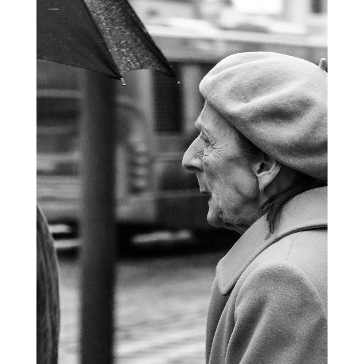 #sonya6000 #sonyalpha #bealpha #friendsinstreets #streets_vision #artofvisiuals #friendsinperson #CaptureStreets #streetsgrammer #streetfinder #streetphotography #streetleaks #spicollective #magnumphotos #lensculture #lensculturestreets #bnw_rose #bnw_awards #intothelight