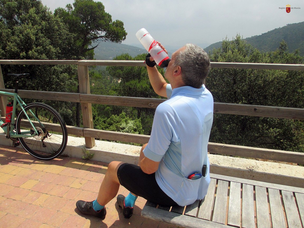 La #hidratación es muy importante cuando haces deporte, y más en pleno periodo estival ☀️
 Extrema las #precauciones para no sufrir deshidratación o un golpe de calor. #Prevención