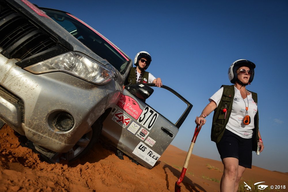 capfemina's tweet photo. Parce que se désensabler n'est pas de tout repos, une petite pause s'impose 😉
#capfemina2019 #capfeminaaventure #raid #desert #maroc #solidarite #aventure #maienga #4x4 #ssv #travel #TravelTheWorld #capfees #capfemina #maienga #piste #sable https://t.co/dZOlUIksD6