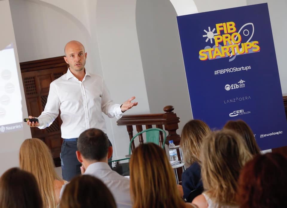 nazaries's tweet photo. Eduardo Haro explains at the FIB the technological capabilities for large events promoting the creative arts industry and strengthening business initiatives linked to music in a framework. This event brought artists, entrepreneurs and technologists. #FIBprostartups #Fiberfib https://t.co/AJieNyT69U