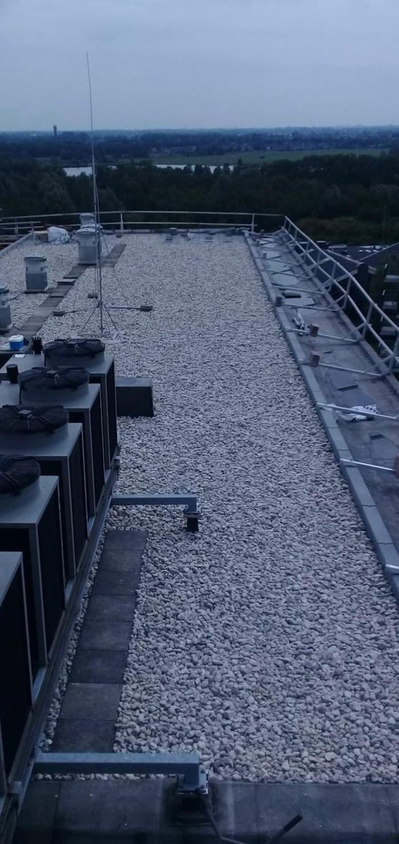 De mannen van Fihuma Plus brachten onlangs voor Consolidated Nederland BV 30/60 ballastgrind aan, op 36 meter hoogte in Krimpen aan den IJssel. fihuma.nl/daksloopwerk
#grind #dakgrind #grofgrind #kubelen #vanbodemtotdak #FihumaGroep