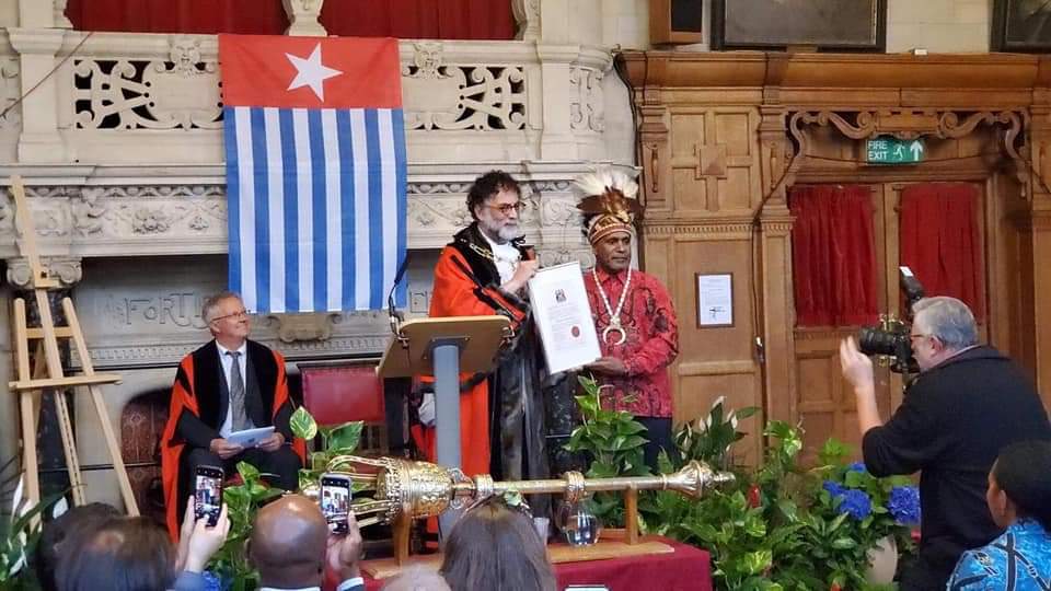Benny Wenda mendapatkan penghargaan dari Dewan Kota Oxford, Juli 2019.