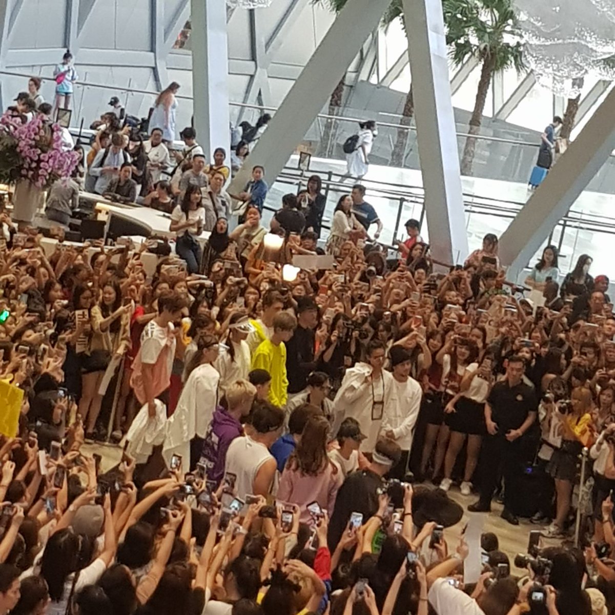 Never underestimate NEX2 popularity in singapore. It was like train to busan