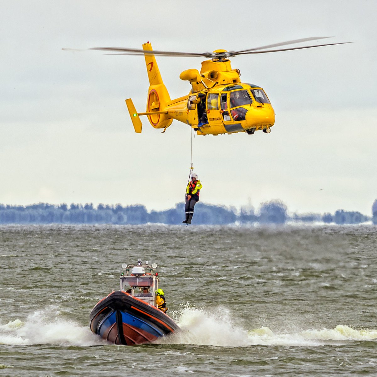 OvingeRoel's tweet photo. EN - Exercise with the Coast Guard SAR helicopter | NL - Oefening met de Kustwacht SAR helikopter | DE - Eine Übung mit der SAR-Hubschrauber der Küstenwache
@KNRM @KNRMDenOever @NhvHelicopters @Kustwacht_nl https://t.co/XokAwef58n