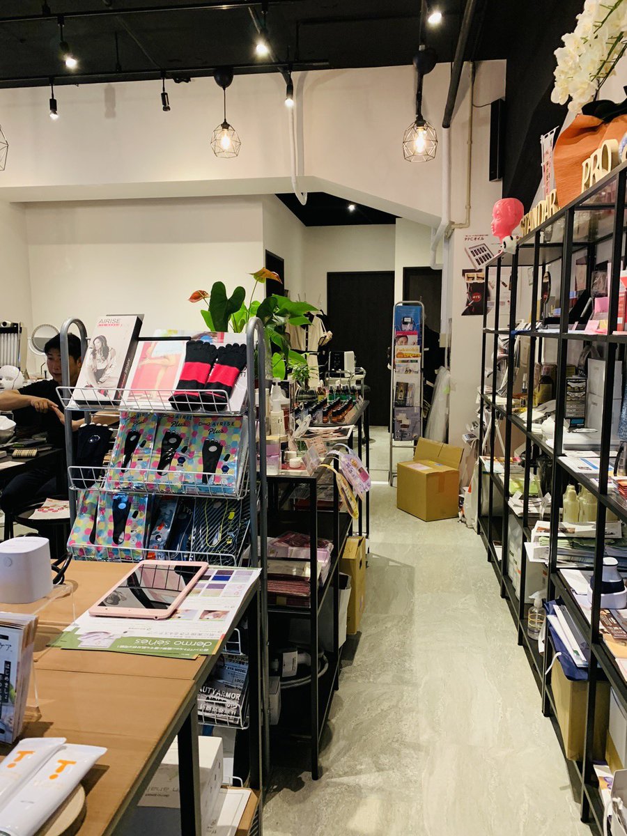 takapoo_'s tweet photo. 美容業界の最新サプリ、コスメ、マシーンなどを取り扱うプロ向けのショールーム「スタンダード・プロ&ビューティ博多」へお邪魔してきました。
スタッフさんたちに色々とお話を聞き、代表が同じ名前で同じ漢字「貴博」しかも同じ歳❗️
俄然親近感がわきました⤴︎
#美容 #standardpro #中洲川端 https://t.co/FedVXkkJ9Z