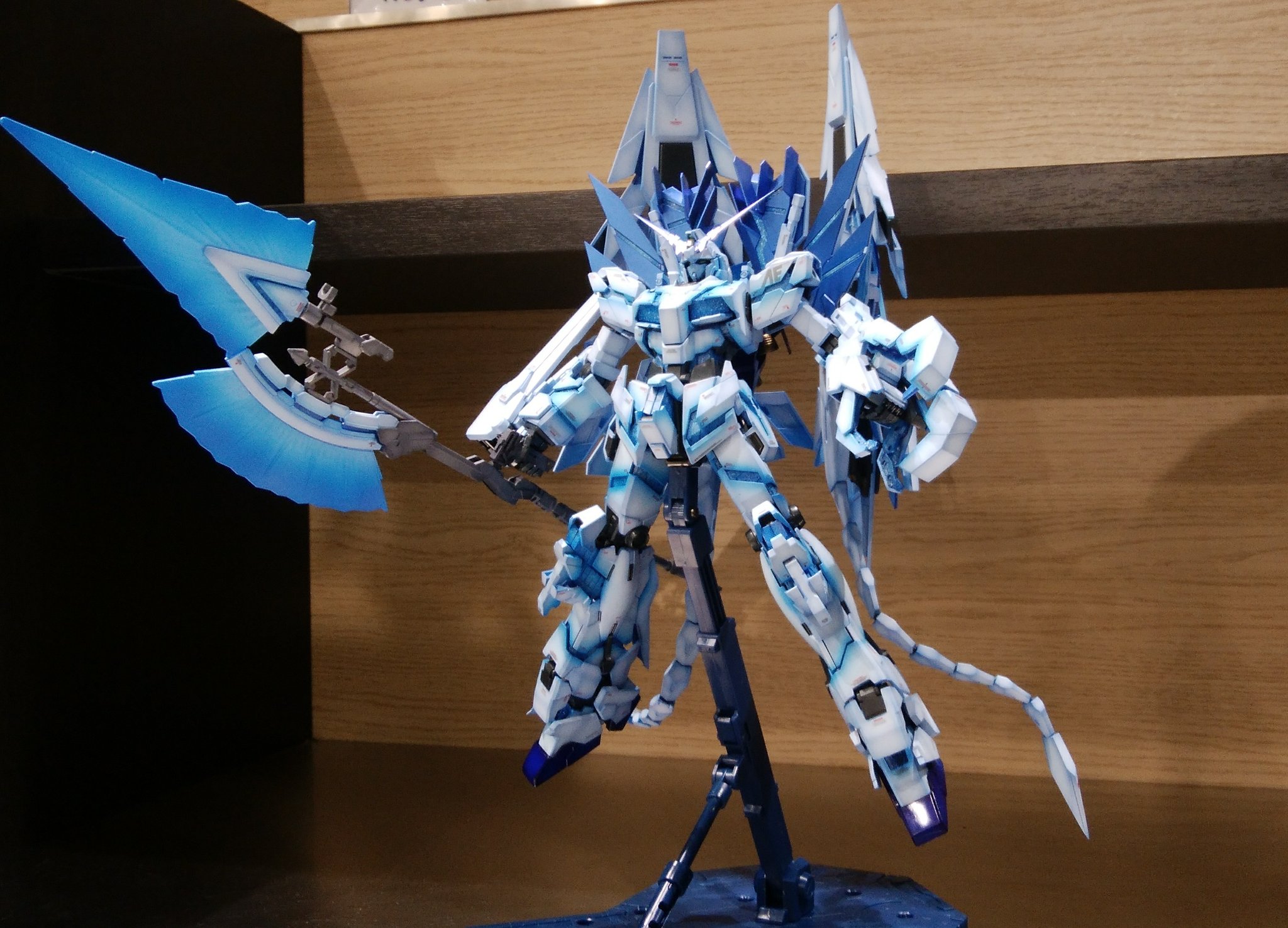 マイスター関田 ガンダムベース東京展示作例mgユニコーンガンダム ペルフェクティビリティ 明後日には展示されます 追加武装でゴツくなった上半身と長めな脚部が良いバランスになっているように見えるのが面白い 基礎設計は10年前のキットですが 基礎