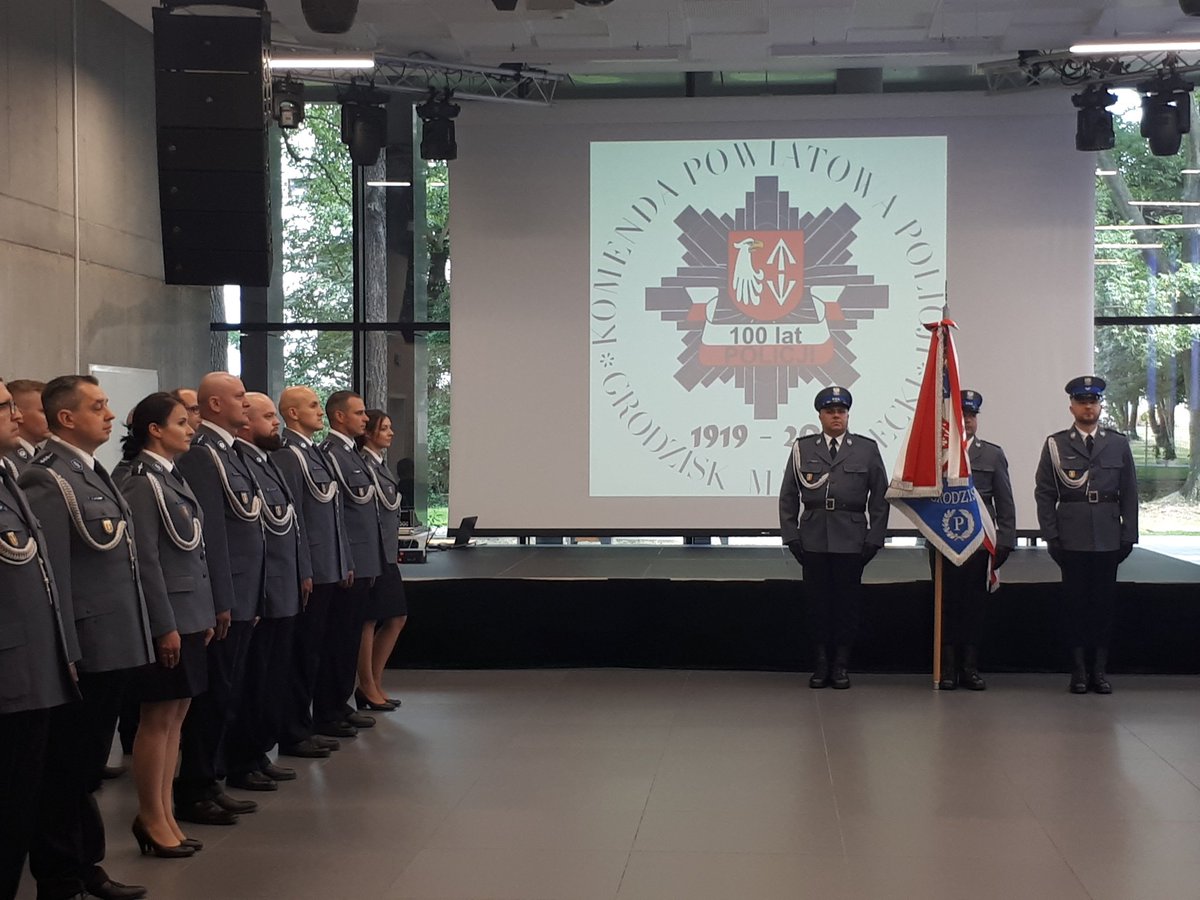 P_Remiszewski's tweet photo. Obchody 100 lat @PolskaPolicja w naszym powiecie.
Komendant powiatowy otrzymał nagrody dla policjantów ufundowane z budżetu Miasta Mialanówka https://t.co/WW3UMk62BS