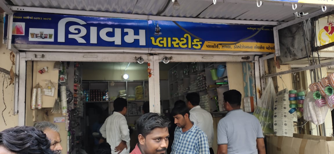 ડીસા નગરપાલિકાના ચીફ ઓફિસરશ્રી દ્વારા 50 માઇક્રોનથી નીચેના પ્રતિબંધિત પ્લાસ્ટિક તથા સિંગલ યુઝ પ્લાસ્ટિક વાપરતા વેપારીઓ પાસેથી 432 કિલો પ્લાસ્ટિક જપ્ત કર્યું અને દબાણ ધરાવતી દુકાનો માથી દબાણમાં પડેલ માલસામાન જપ્ત કરવામાં આવ્યું.