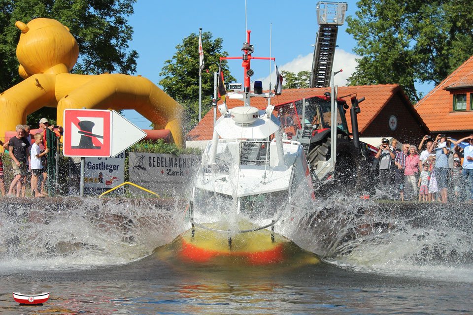In gut einer Woche ist es soweit: Bereits zum 21. Mal lädt die #DGzRS zu ihrem Tag der #Seenotretter ein. Lernen wir uns kennen: Schiffe, Crews und Spender treffen sich am Sonntag, 28. Juli, an Nord- und Ostsee. Mehr: seenotretter.de/aktionen/tag-d…