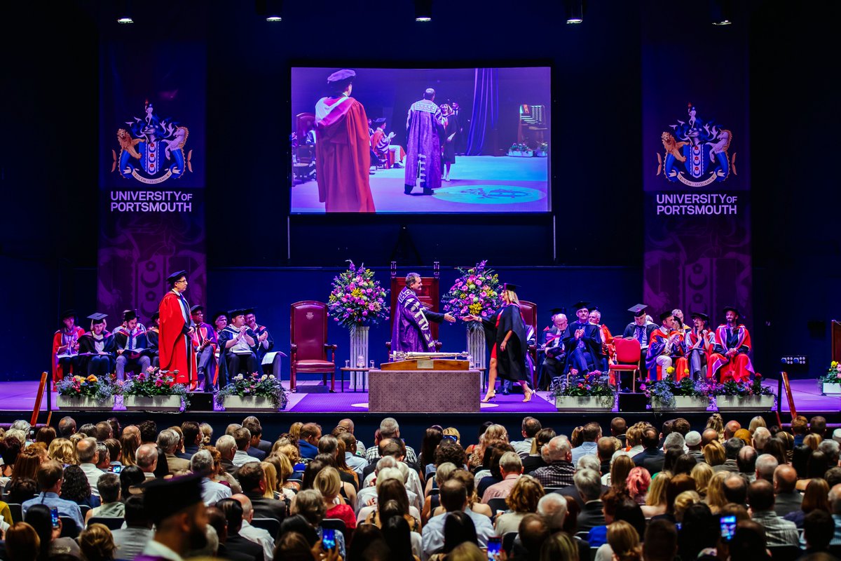 🕓🎓#ThrowbackThursday to one of our <a href="/UOPGraduation/">UoP Graduation 🎓</a>'s from 40 years ago, compared to now - still taking place in the Portsmouth Guildhall! #uopgrad19