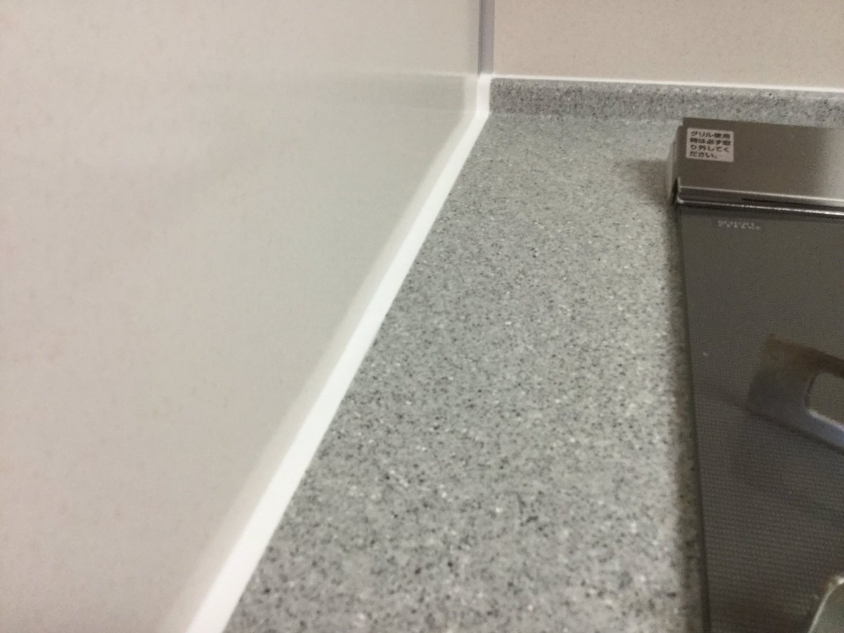 谷垣徳憲 住まいのすき間穴埋め専門家 続き しかし キレイにするのにコーキングをスポンジの目の荒いのとかタワシでこすると良くないです コーキングが剥がれたり 表面がザラついてかえって汚くなります じゃあ汚くなったらどうするの ということ