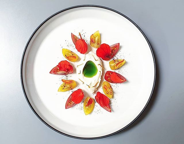 🍅
• Isle of Wight tomatoes w Tasmanian mountain pepper &amp; dried verbena
• Strained yoghurt with fig leaf oil
• Nasturtium petals, sepals &amp; stamens

#blanchandshock #camberwell #southlondon #artichokemews #dinner #tomatoes #yoghurt #figleaves #experime… ift.tt/2xV4tLS